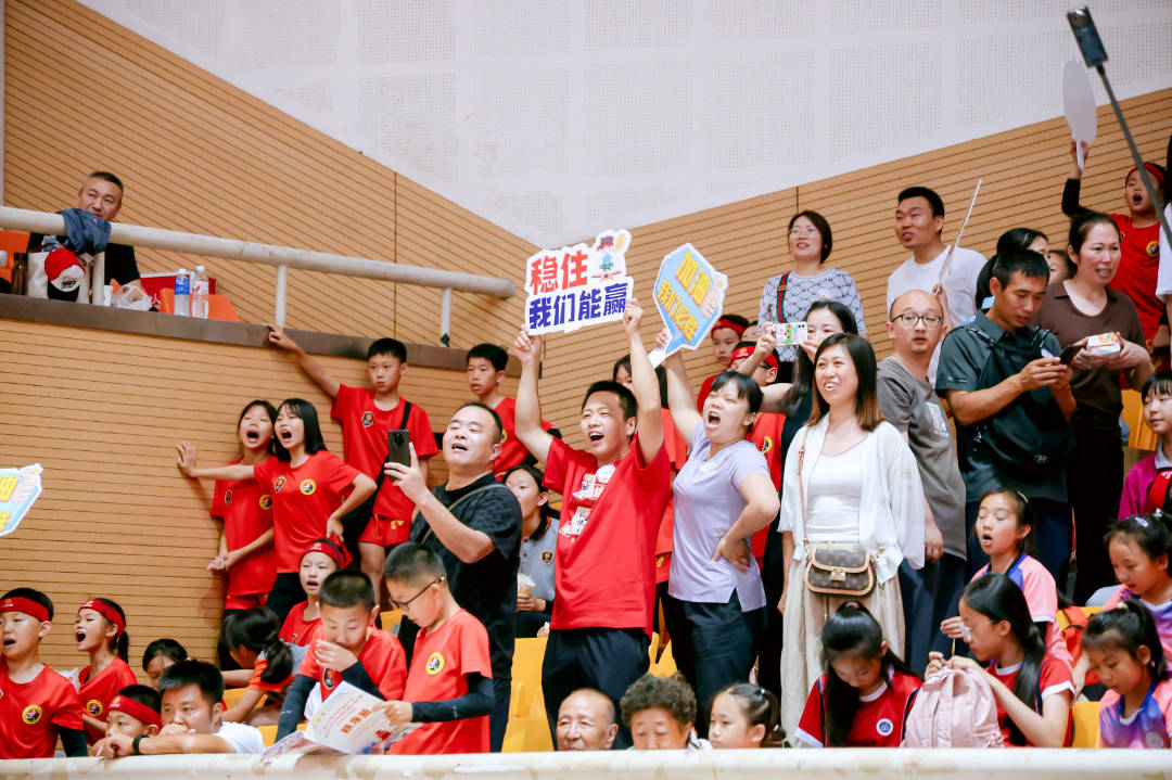 比赛观众对对手嘘声比赛观众 比赛观众对对手嘘声比赛观众